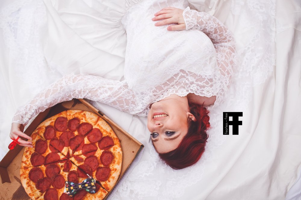 fearlessfreeseniors-columbus-ohio-senior-photographer-pizza-bride-girl-marries-pizza-laying-with-pizza