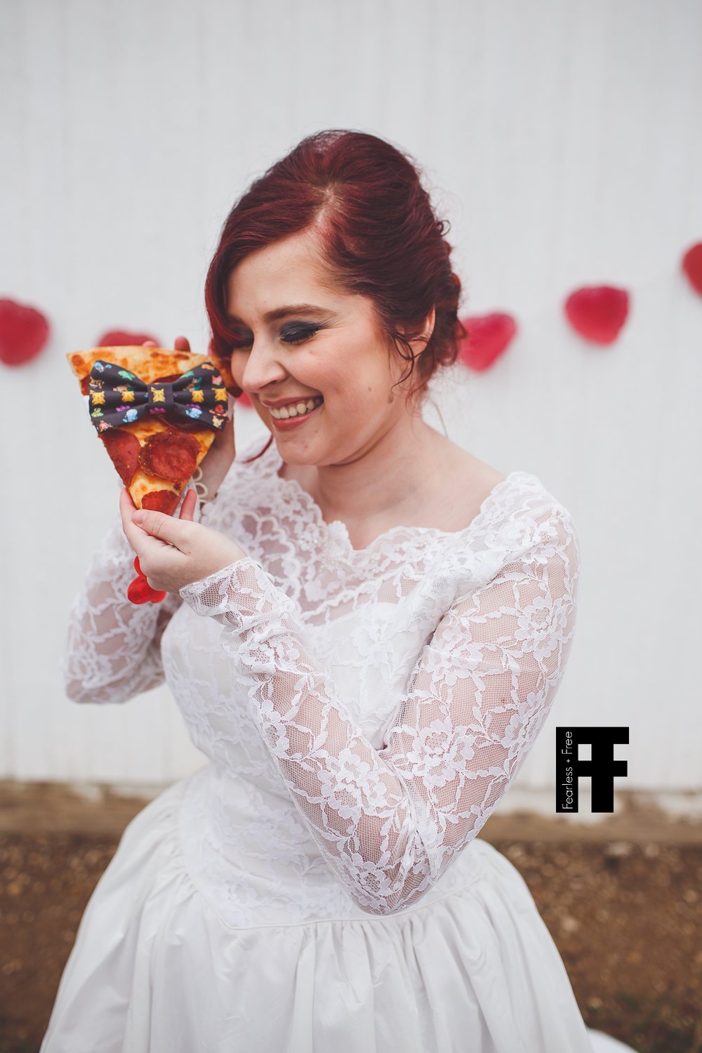 fearlessfreeseniors-columbus-ohio-senior-photographer-pizza-bride-girl-marries-pizza-wearing-bowtie