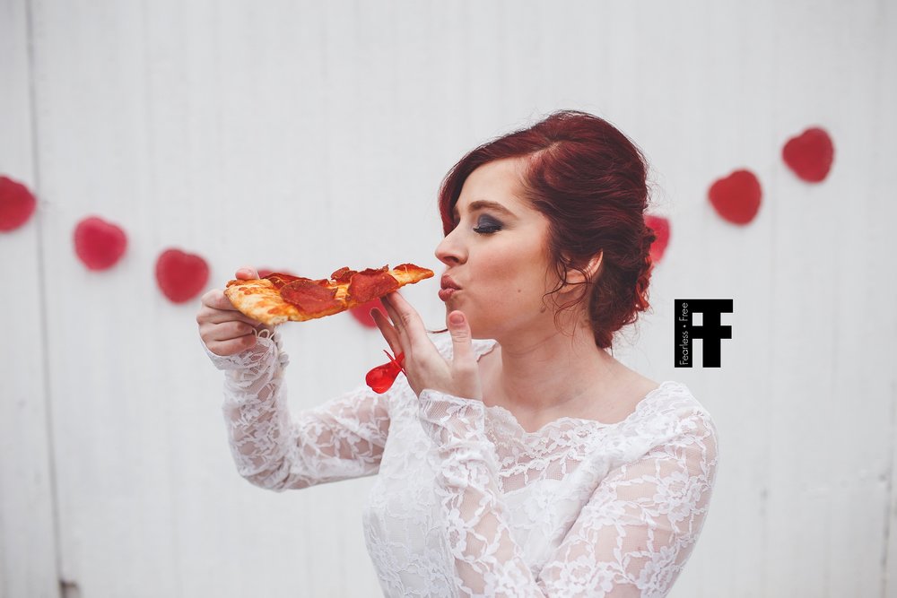 fearlessfreeseniors-columbus-ohio-senior-photographer-pizza-bride-you-may-now-kiss-the-pizza