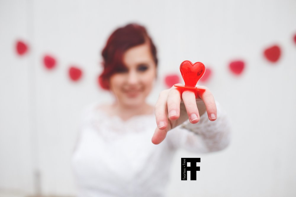 fearlessfreeseniors-columbus-ohio-senior-photographer-wedding-ring-pop-closeup-detail