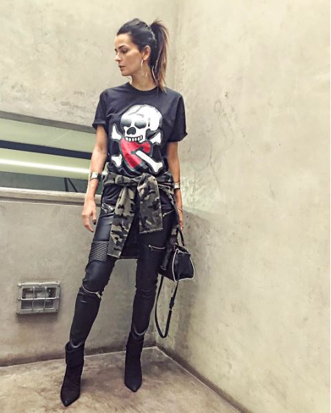 <strong>Fernanda Motta:</strong> a top apostou em um dos truques de styling mais bombados do momento: jaqueta amarrada na cintura. <strong>Fernanda Motta:</strong> a top apostou em um dos truques de styling mais bombados do momento: jaqueta amarrada na cintura.