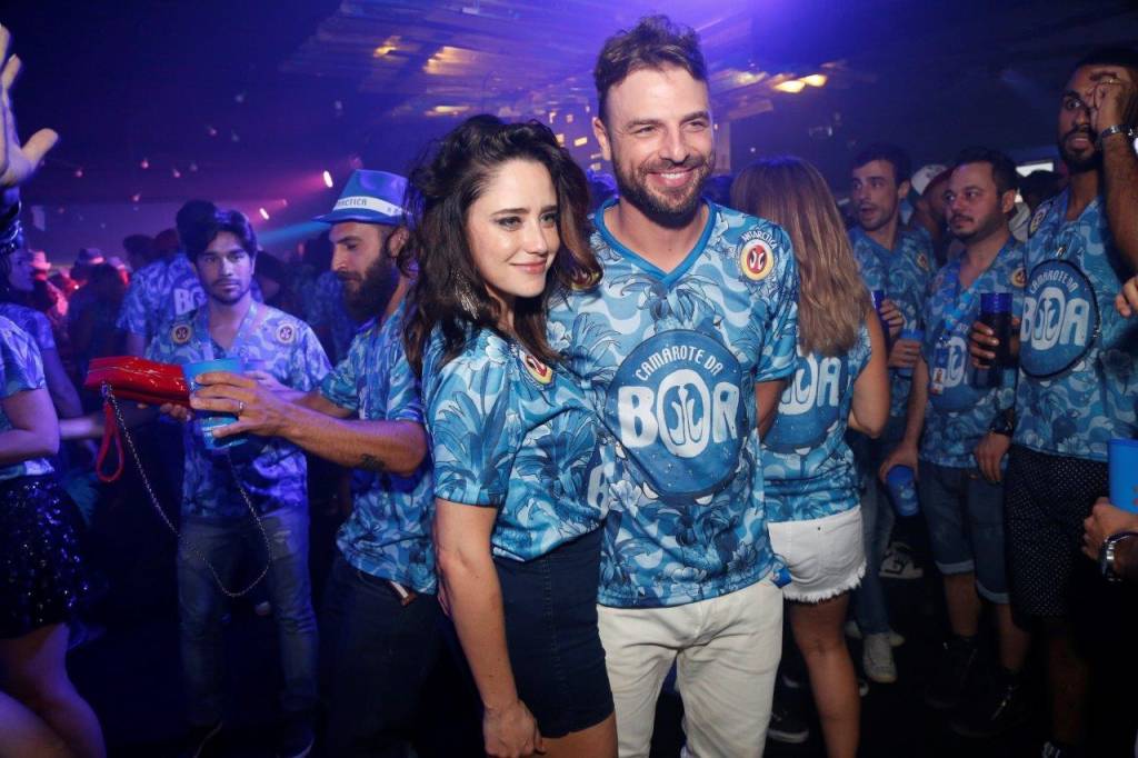 Após separação, Fernanda Vasconcellos e Cássio Reis são vistos aos beijos