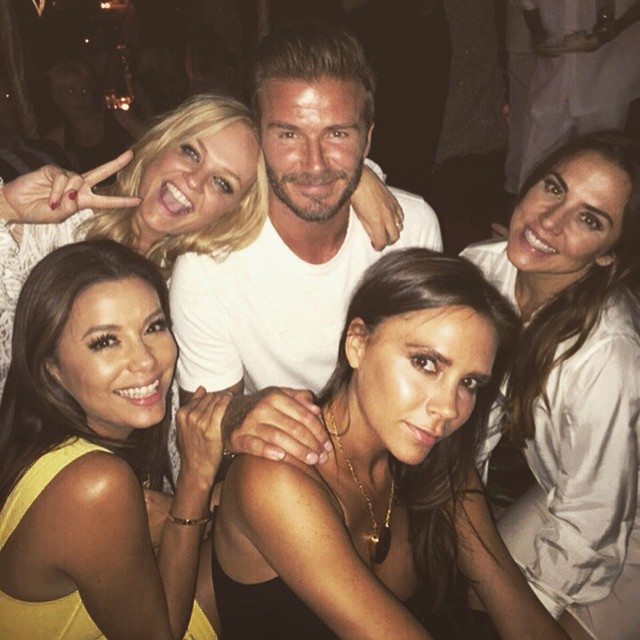 David posou com as amigas da mulher