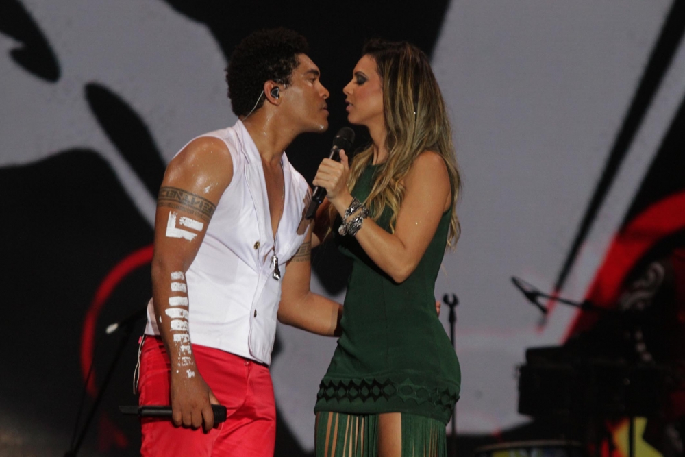 Denny, do Timbalada, beija no palco Vina Calmon, a nova vocalista do Cheiro de Amor