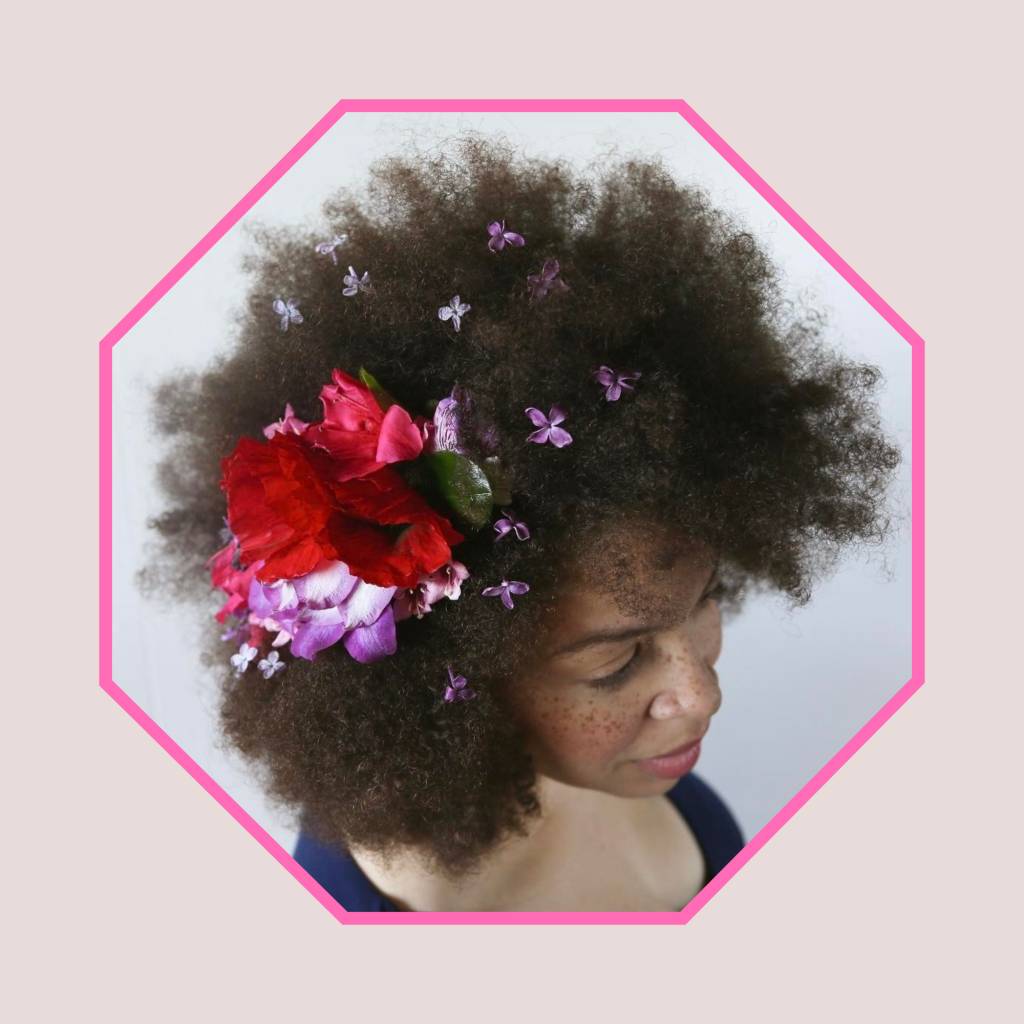 Enfeitar os cabelos com muitas flores é a nova mania no mundo das noivas