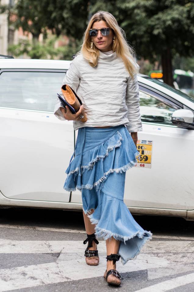 A saia jeans de babados combinada com moletom e sapatilha é o look confort/super estiloso que você precisa. A saia jeans de babados combinada com moletom e sapatilha é o look confort/super estiloso que você precisa.