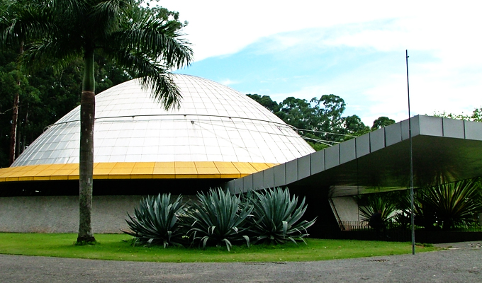 <b>Visita ao planetário</b>

Fuja do óbvio e dê de presente ao fã da série uma ida ao planetário da sua cidade para observar o céu pelas lentes de equipamentos superpoderosos e sem a interferência das luzes da cidade.