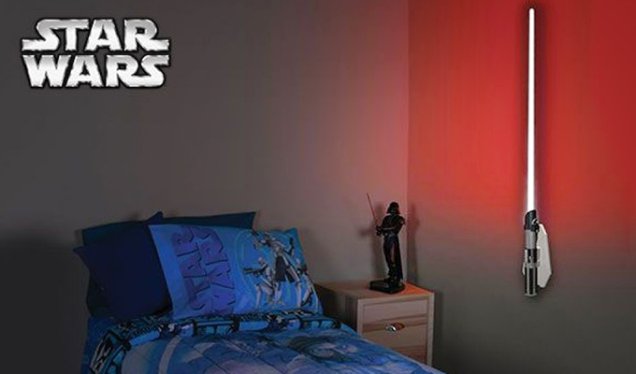 <b>Luminária Sabre de Luz</b>

Um presente inusitado para quem sempre sonhou em ter um sabre de luz, a luminária que reproduz a arma de Luke Skywalker tem luz verde fluorescente. <b>R$ 229 (Lojas</b> <b>Americanas)</b>