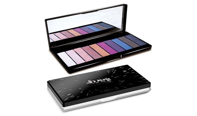 <b>Paleta de Sombras Galáxias</b>

A paleta de sombras com dez cores metalizadas, além de levar a assinatura Star Wars, está em sintonia com a tendência de inspiração futurista da temporada. <b>R$ 29,90 (View Cosméticos</b>)