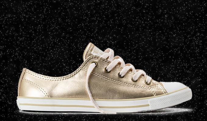 <b>Tênis Converse All Star metalizado</b>

Para quem também curte um visual descolado, os tons metálicos de prata e dourado remetem ao tema futurista espacial e ainda estão em alta na moda. <b>R$ 127,49 (Centauro)</b>