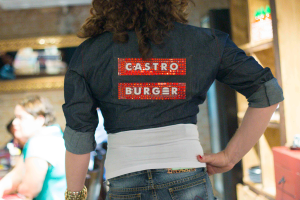 funcionaria-da-hamburgueria-castro-burger-com-uniforme-personalizado