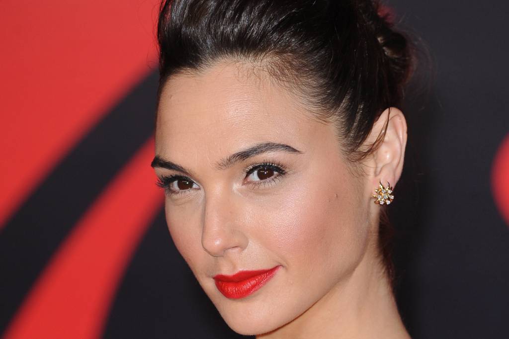 Gal Gadot prova que é muito chique vestir um terninho em eventos de gala
