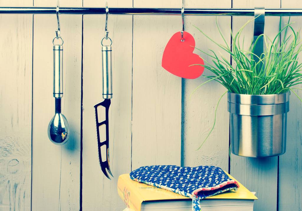 7 jeitos de usar cabides e ganchos na decoração