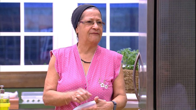 Geralda alfineta Cacau: “Quando não está rebolando, está dormindo”