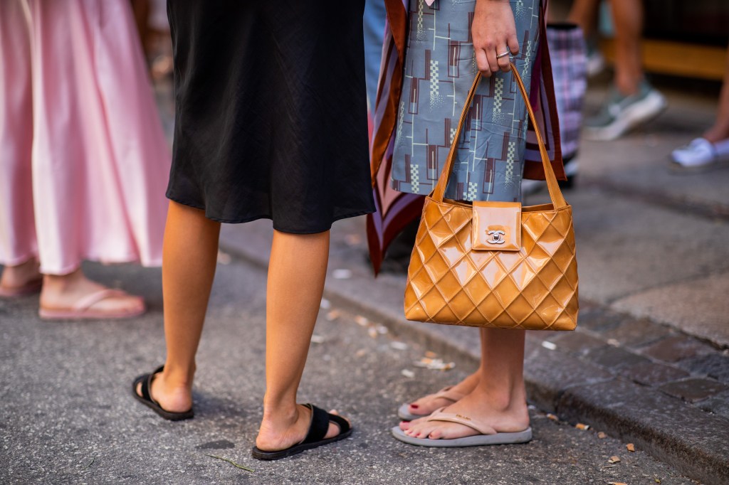 As sandálias Havaianas são a mais nova febre do street style internacional