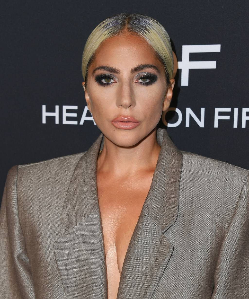 Lady Gaga explicou por que resolveu receber prêmio usando calças