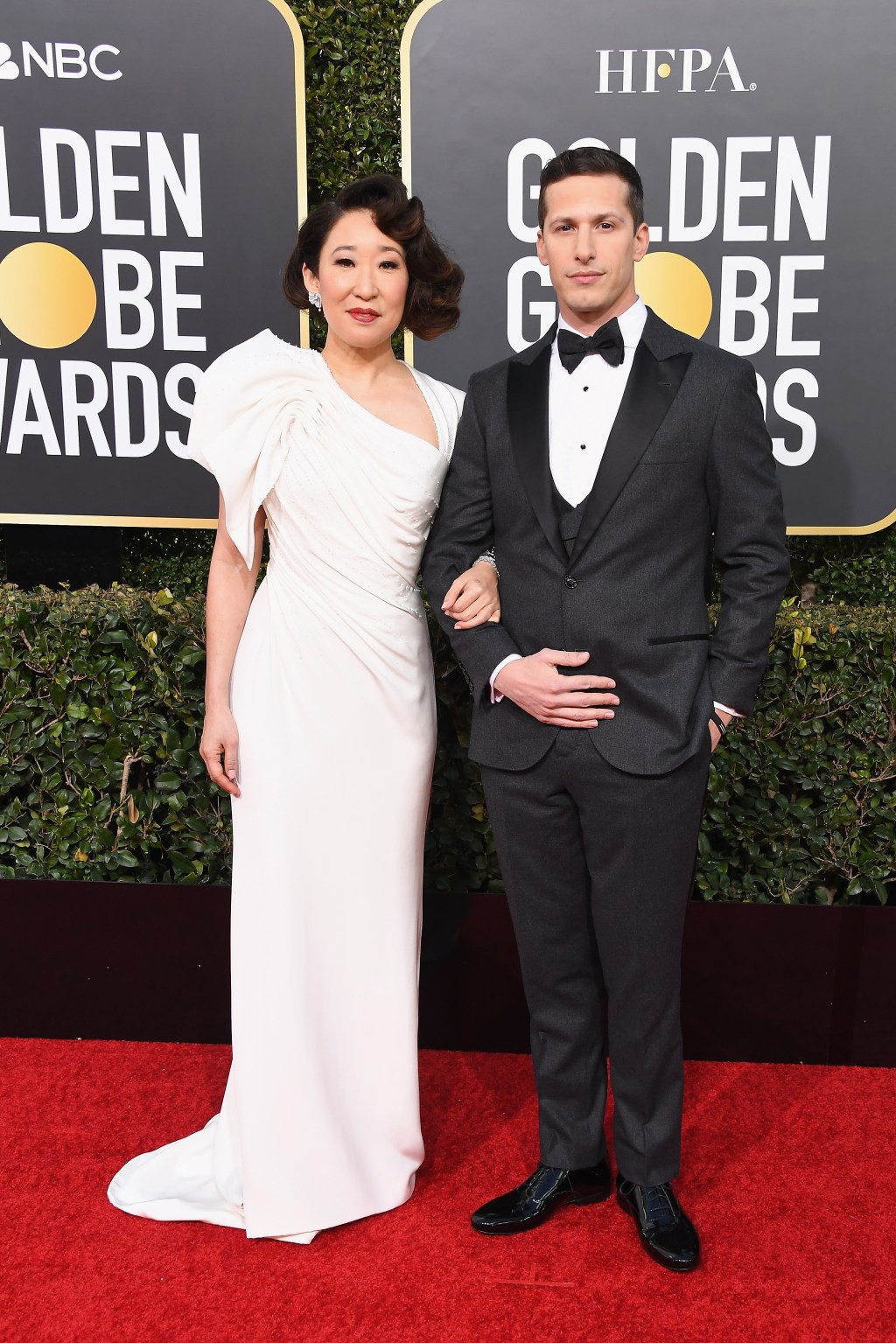 Sandra Oh e Andy Samberg no tapete vermelho do Globo de Ouro 2019