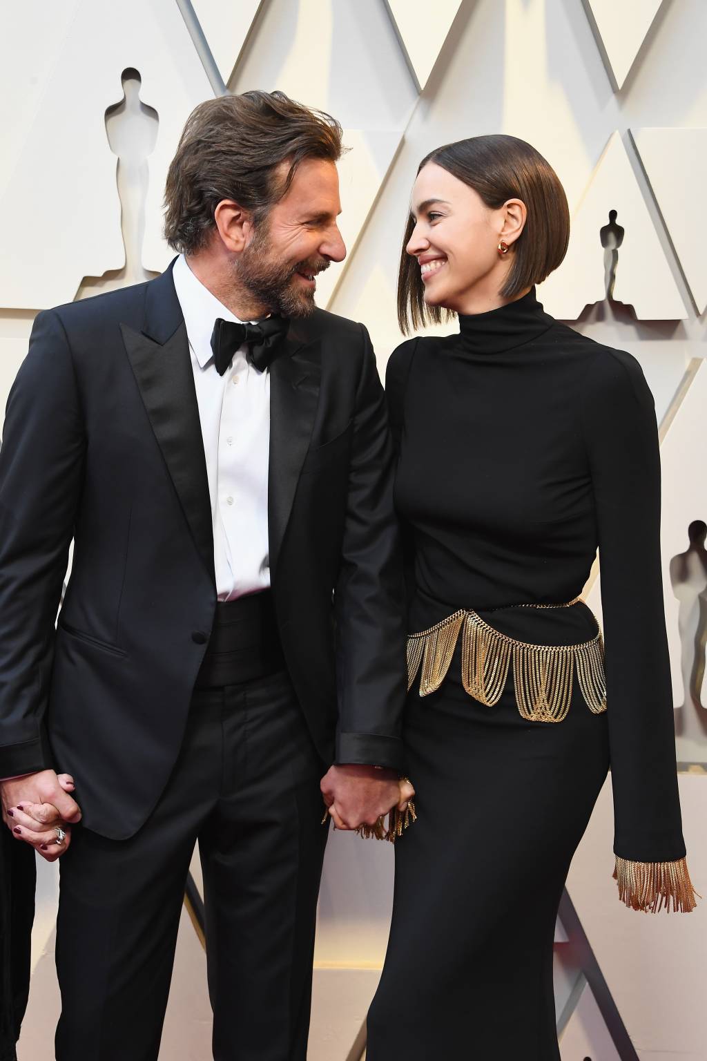 A mulher de Bradley Cooper não parece muito preocupada com Lady Gaga