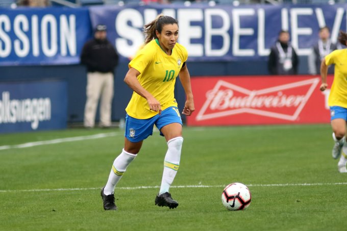 Jogadora Marta durante partida em campo.