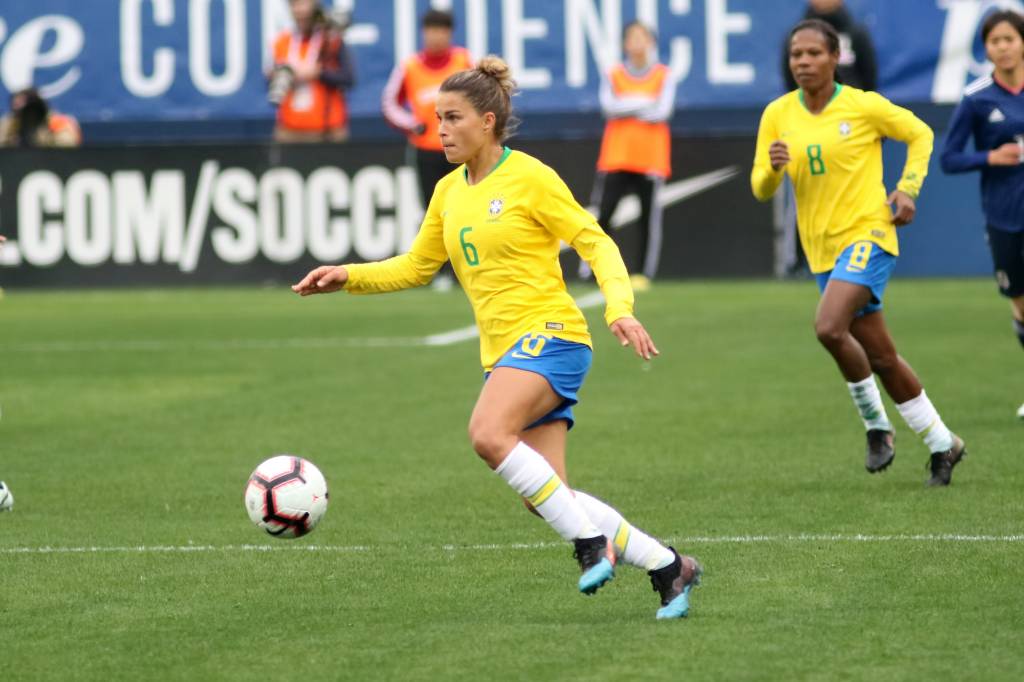 Tamires e Formiga durante partida em campo. Tamires e Formiga durante partida em campo.