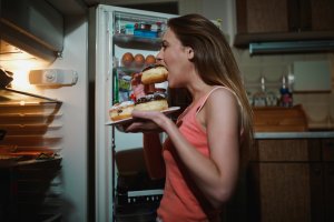 mulher comendo geladeira