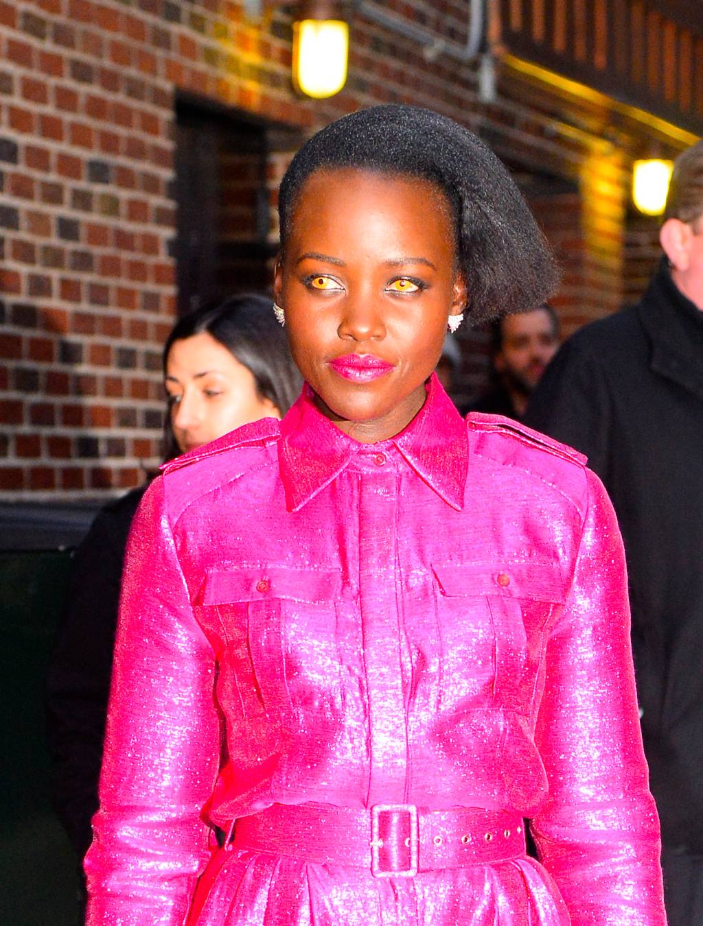 Estou com medo das lentes da Lupita Nyong’o, mas quero esse macacão pink