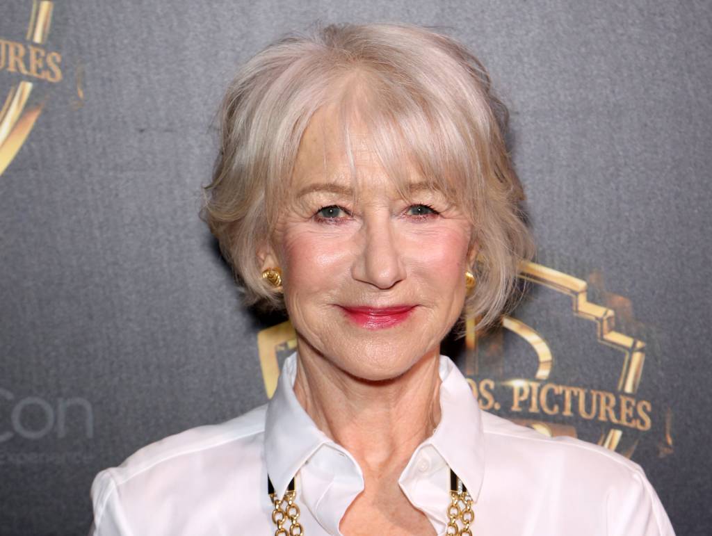 Helen Mirren, de 73 anos, surge belíssima com o cabelo rosa em Cannes