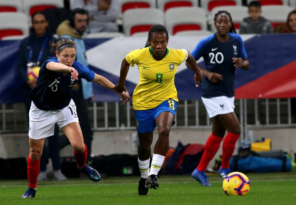 Formiga, da seleção brasileira, em partida amistosa com Elise Bussaglia, da França. Formiga, da seleção brasileira, em partida amistosa com Elise Bussaglia, da França.