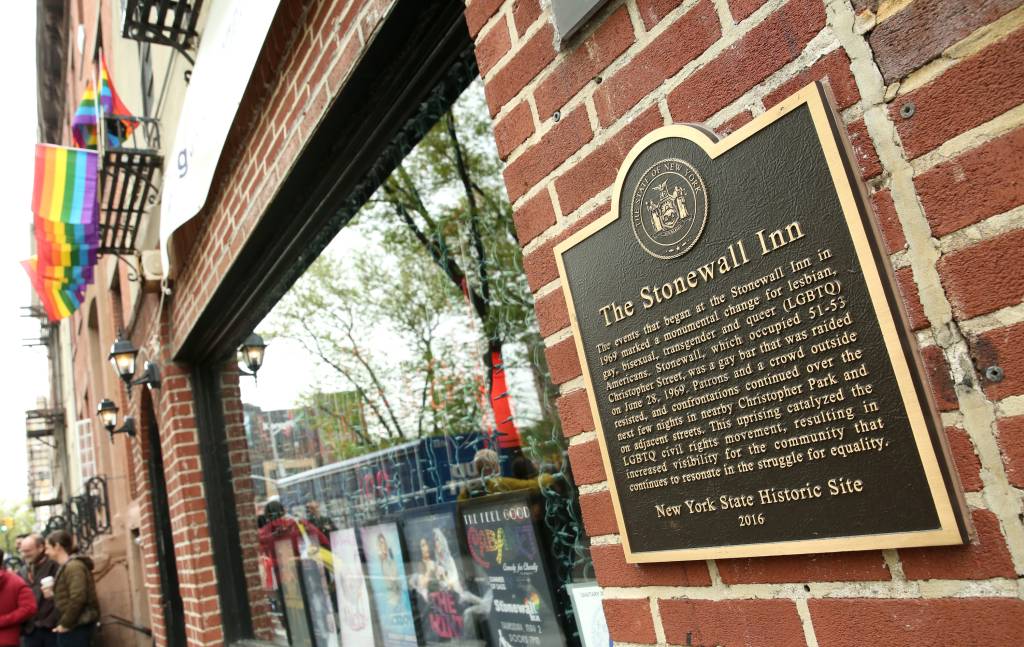 Fachada de Stonewall Inn, bar que foi local do conflito que originou a luta pela causa LGBT. Fachada de Stonewall Inn, bar que foi local do conflito que originou a luta pela causa LGBT.