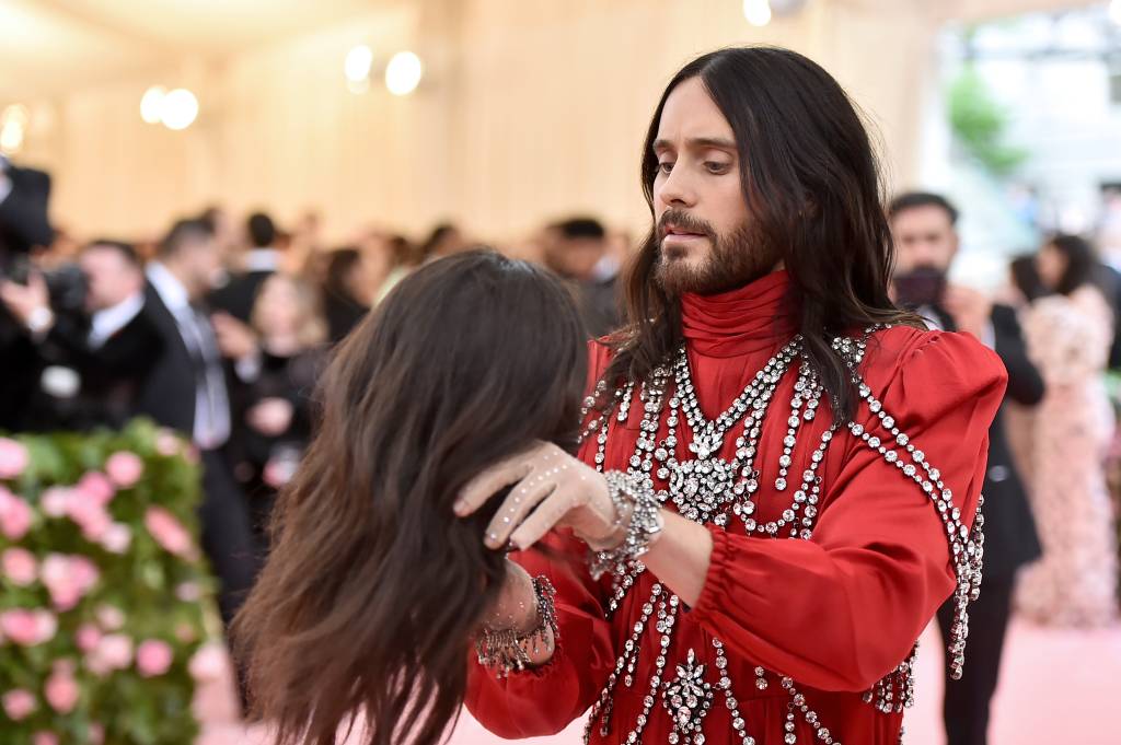 Jared Leto leva a própria cabeça como acessório ao Met Gala 2019
