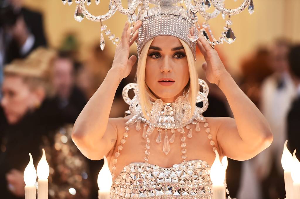 Sem medo do ridículo, Katy Perry acerta ao se vestir de lustre no Met Gala