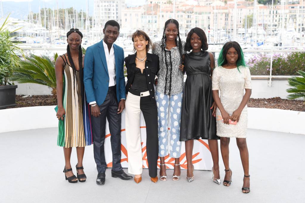 Mati Diop e o elenco de ‘Atlantique’ no Festival de Cannes Mati Diop e o elenco de 'Atlantique' no Festival de Cannes