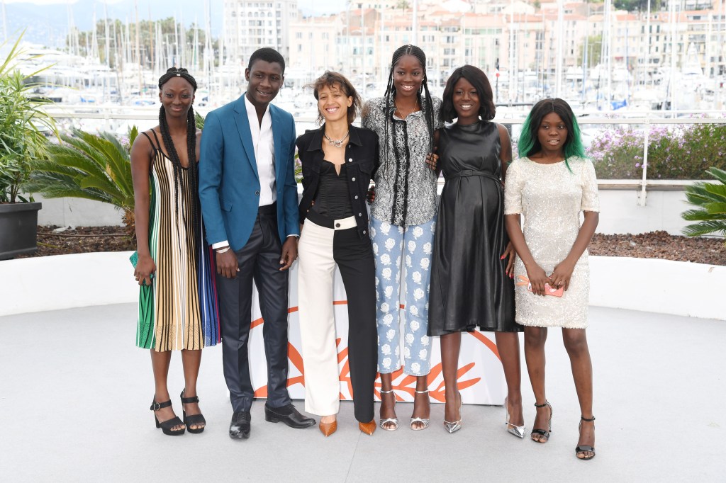 Mati Diop e o elenco de 'Atlantique' no Festival de Cannes