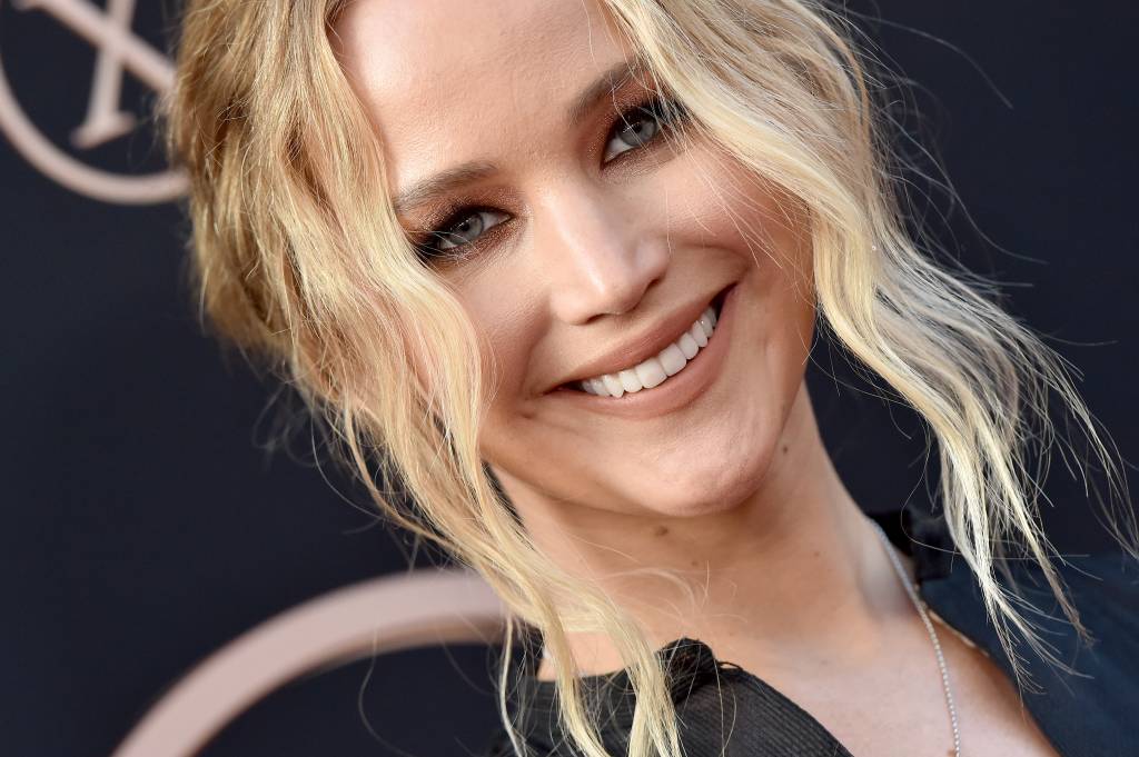 Jennifer Lawrence montou o melhor look do dia possível com camiseta branca