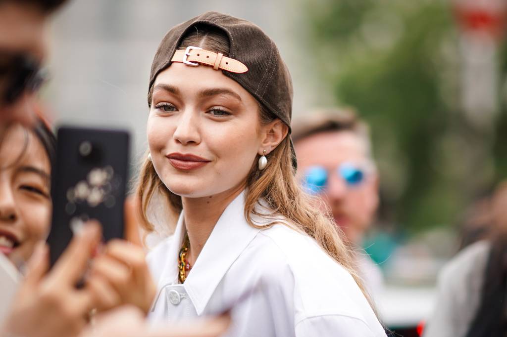 Gigi Hadid revive tendência lançada em 2001 por Avril Lavigne