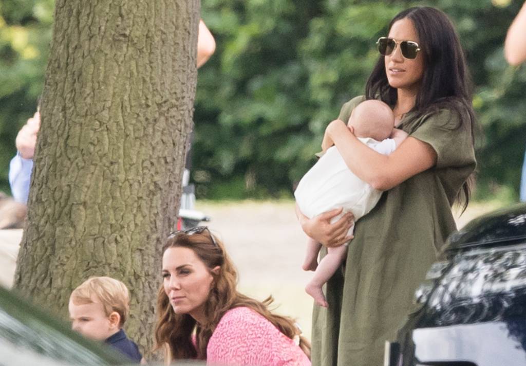 Juntas, Kate Middleton e Meghan Markle passeiam com os filhos