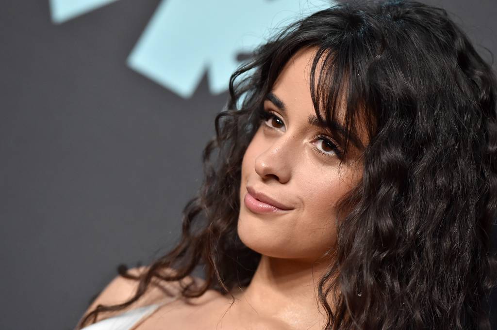 Camila Cabello usa look de estilista brasileira para se apresentar no VMA