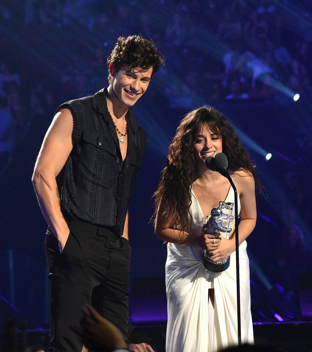 Estamos surtando com o quase beijo do Shawn Mendes e Camila Cabello no VMA
