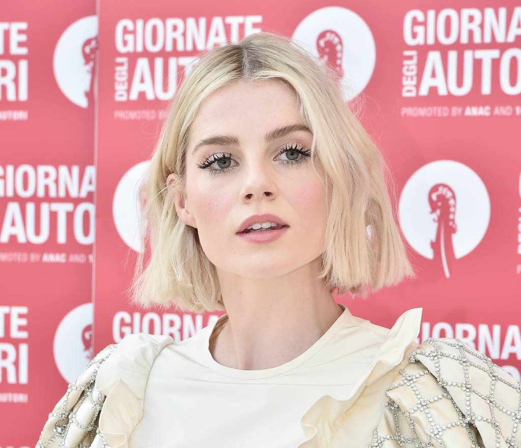 Lucy Boynton usou lágrimas de glitter no red carpet e agora estou chorando