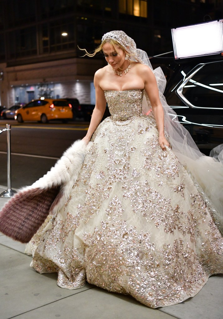 Jennifer Lopez usou um vestido de noiva de 43kg para o filme Casa Comigo? - Vogue