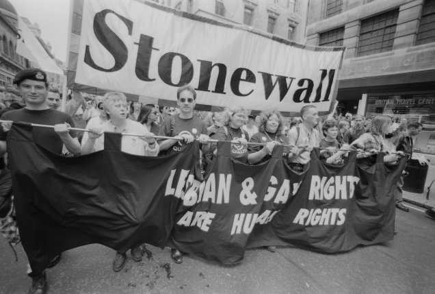 Parada do orgulho LGBT em Londres em 1996. O cartaz diz: "Direitos das lésbicas e dos gays são direitos humanos"