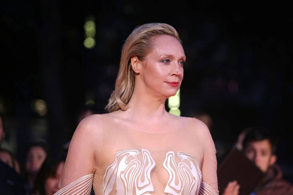 Look hipnotizante de Gwendoline Christie afasta o tédio do tapete vermelho