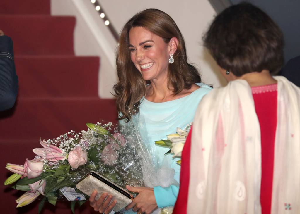 No Paquistão, Kate Middleton monta look água-marinha com vestido + calça