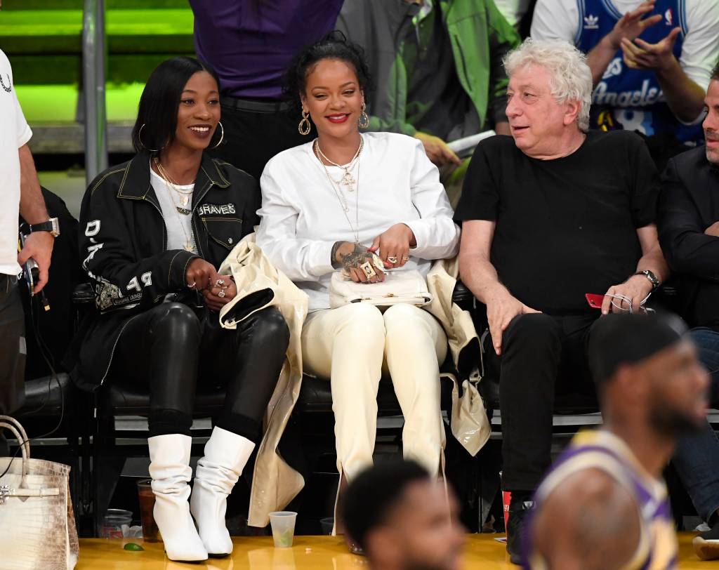 Toda brilhante, Rihanna monta look perfeito com casaco de vinil