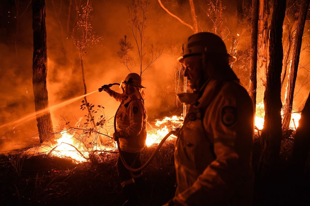 Bombeiros combatem incêndios na Austrália