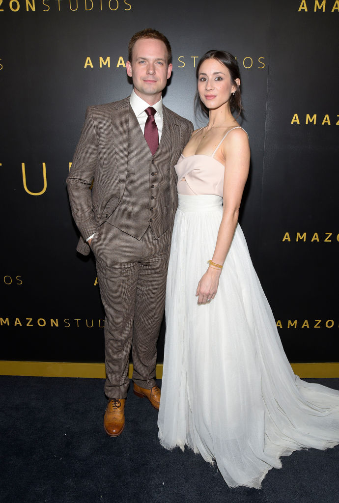 Patrick J. Adams e Troian Bellisario Patrick J. Adams e Troian Bellisario