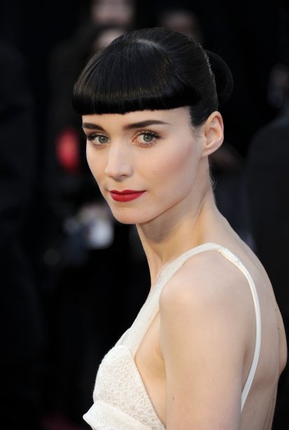 O cabelo preto em coque baixo e com franjas megalisas que foi a perfeita combinação com a pele de porcelana de Rooney Mara.