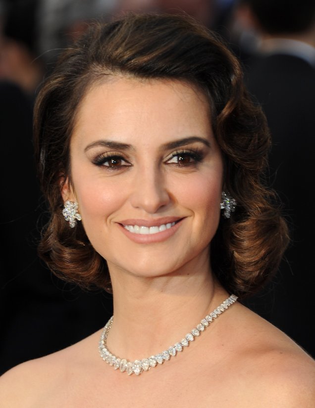 O penteado ondulado de Penelope Cruz casou com seu vestido ombro a ombro e seus acessórios de diamantes.