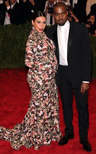 <span>Kim, ainda grávida de North, roubou o show no Met Gala de 2013. Ambos usaram <strong>Givenchy</strong>.</span>