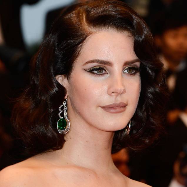 <strong>Lana Del Rey</strong> // Pigmento dourado, delineado fininho e batom marrom claro. <strong>Lana Del Rey</strong> // Pigmento dourado, delineado fininho e batom marrom claro.